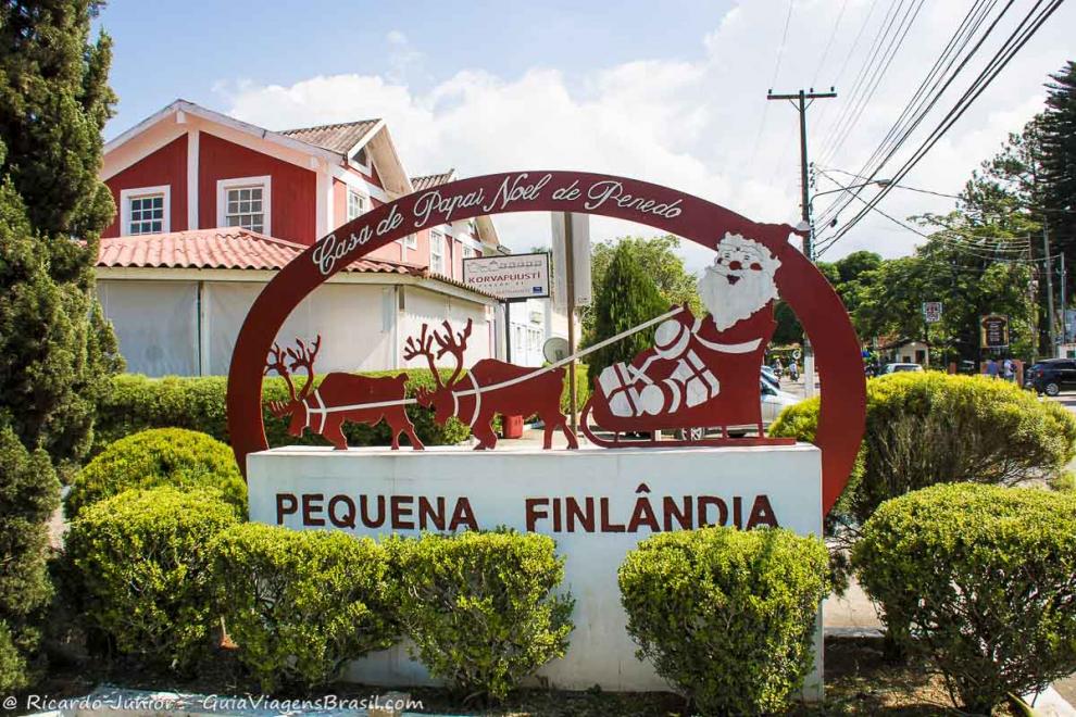 Imagem da placa indicando a casa do Papai Noel e pequena Finlândia.
